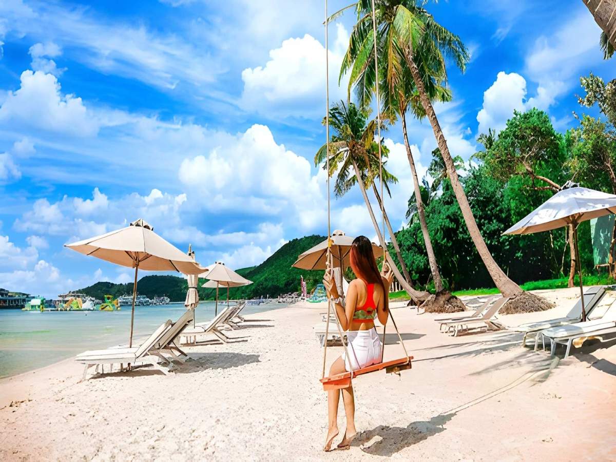 Cabin cáp treo Hòn Thơm di chuyển trên biển xanh