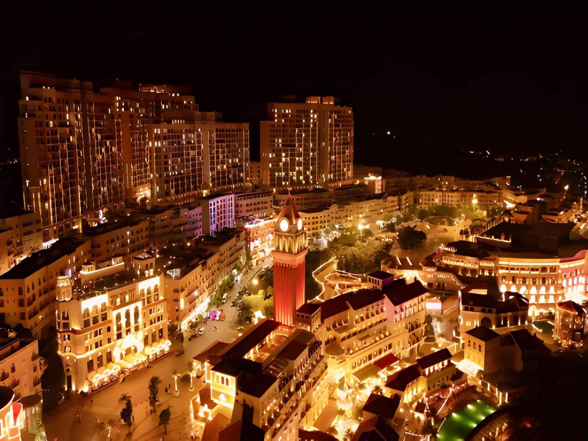 Cầu Hôn vươn ra biển trong ánh hoàng hôn