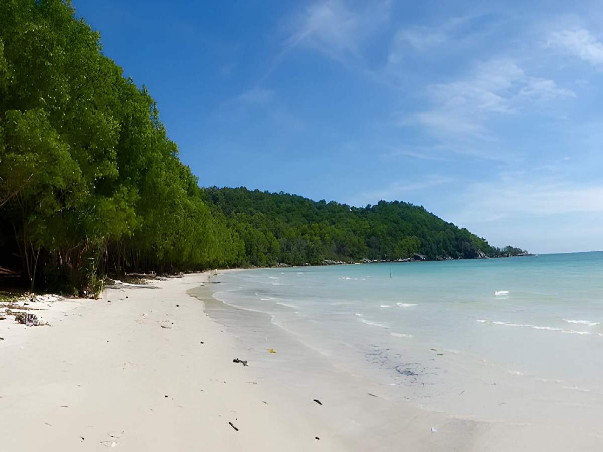 Bãi Sao Phú Quốc với cát trắng và nước biển trong