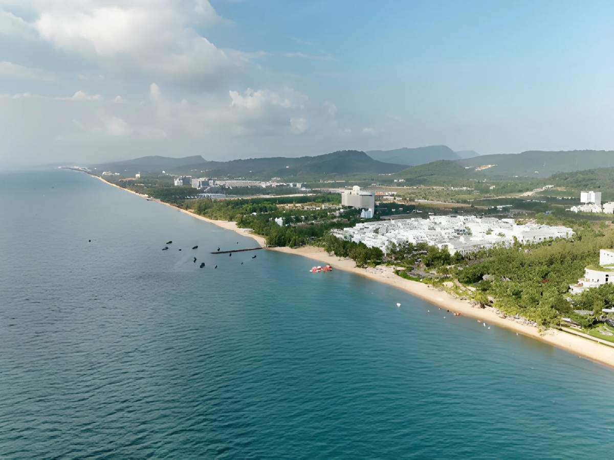 Bãi biển Phú Quốc với cát trắng và làn nước trong xanh