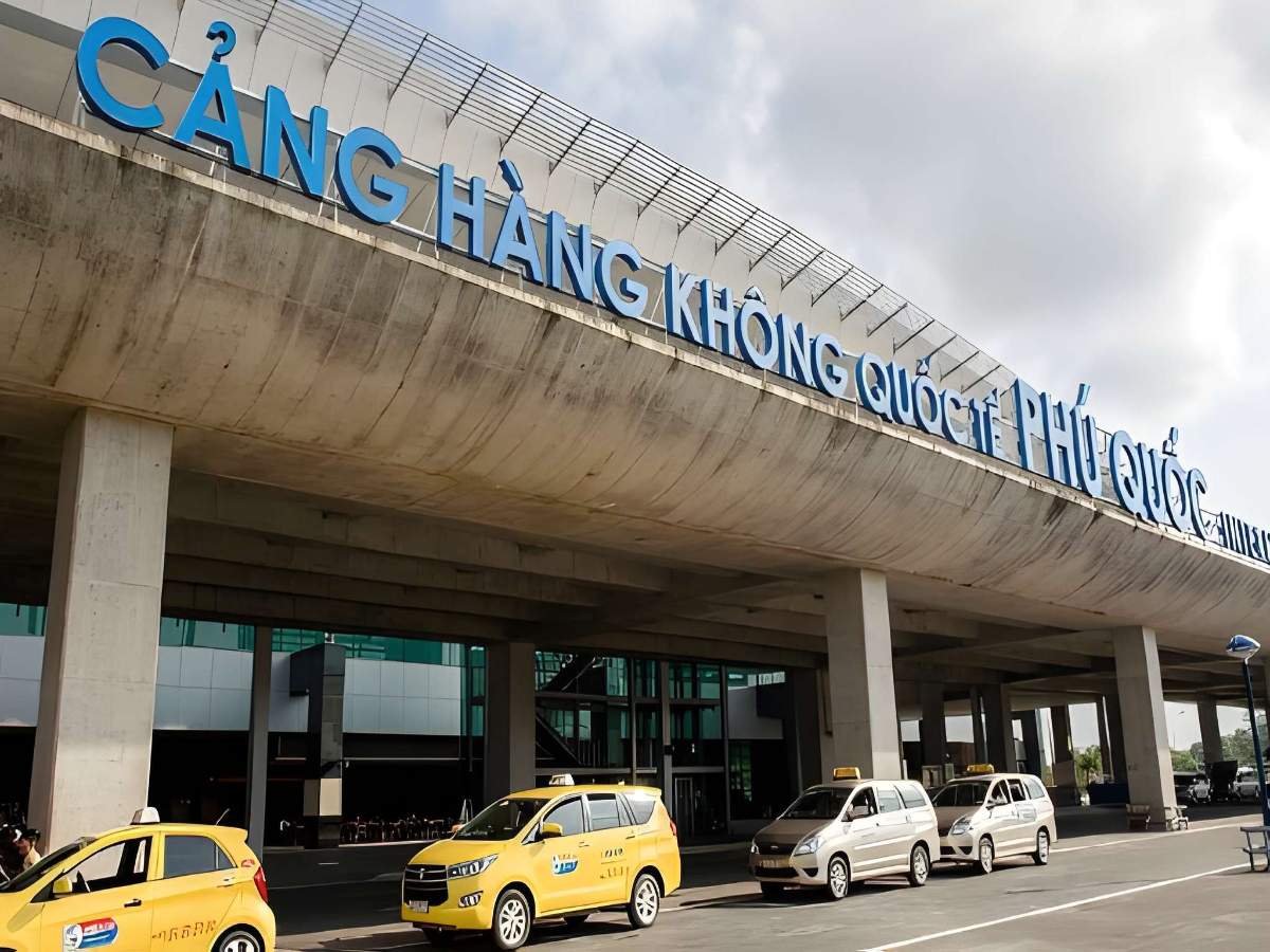 Du khách quốc tế làm thủ tục nhập cảnh tại sân bay Phú Quốc