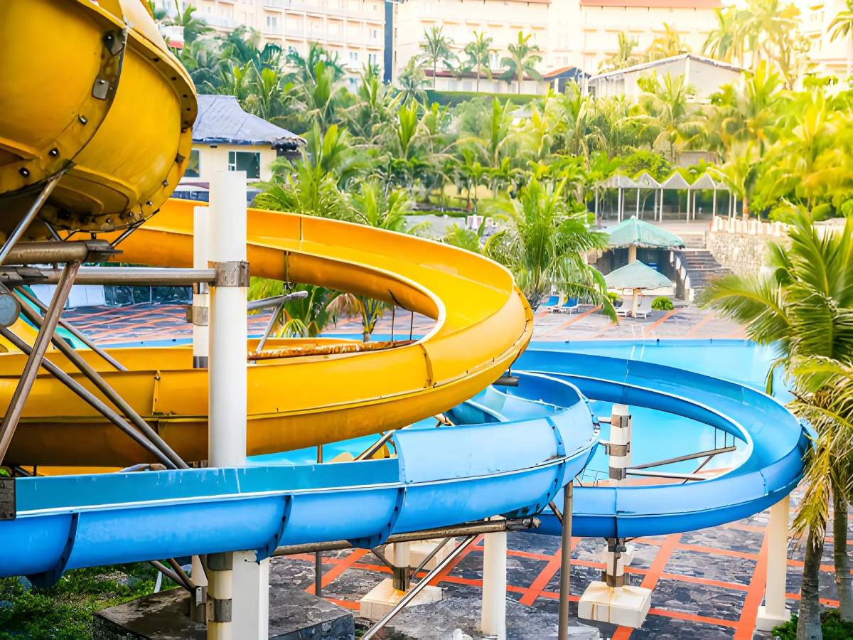 Du khách vui chơi tại công viên nước Aquatopia