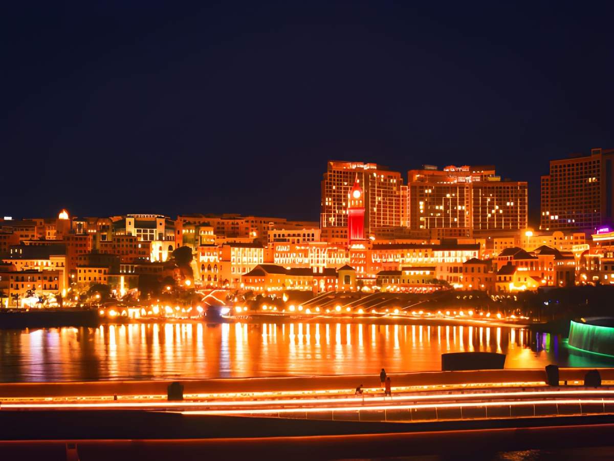 Thị trấn Hoàng Hôn với show diễn và pháo hoa buổi tối
