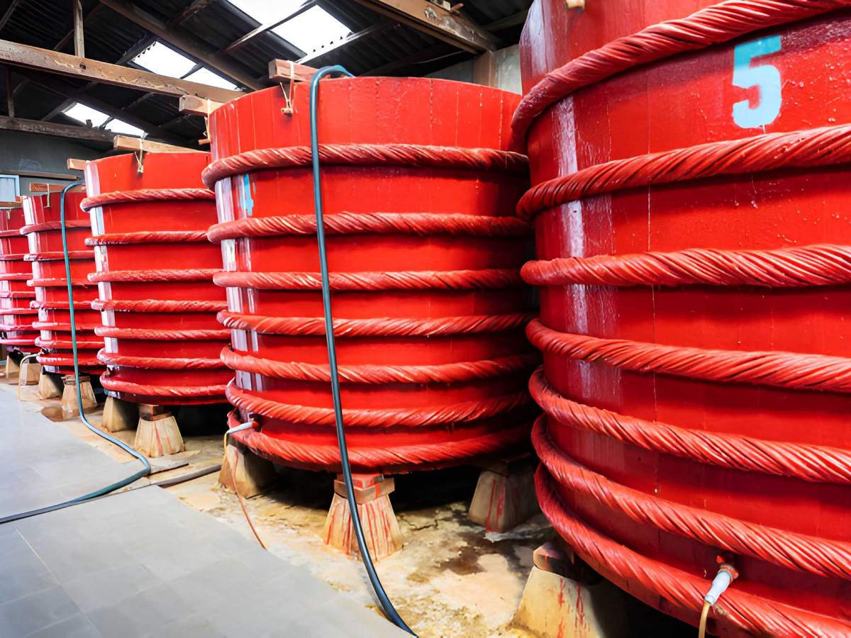 Nước mắm Phú Quốc được ủ chượp trong thùng gỗ