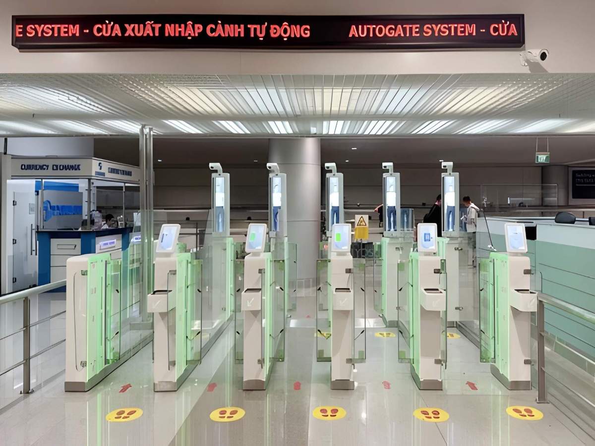 Du khách làm thủ tục nhập cảnh tại sân bay Phú Quốc
