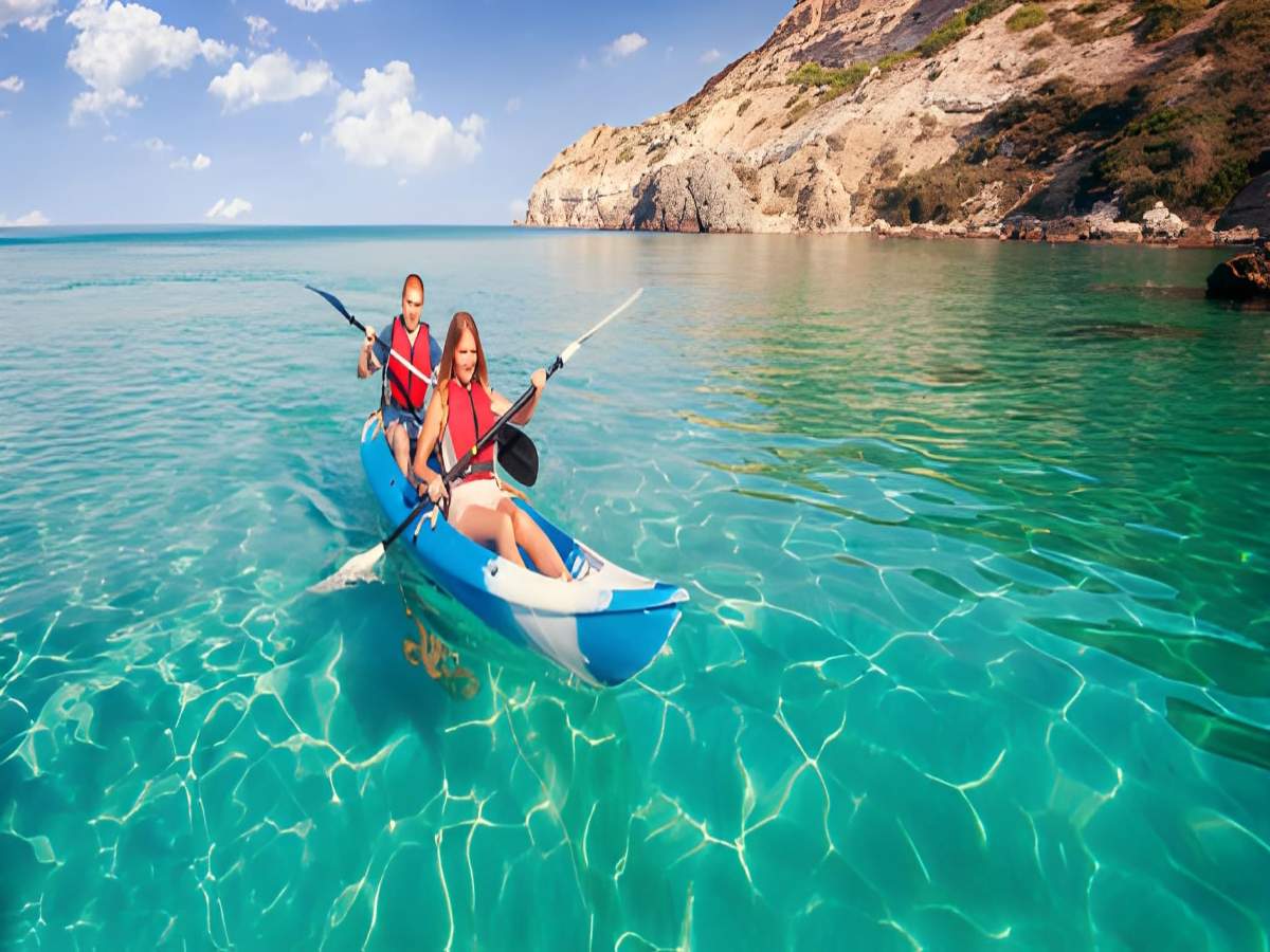 Du khách chèo kayak trên biển tại bãi Sao Phú Quốc