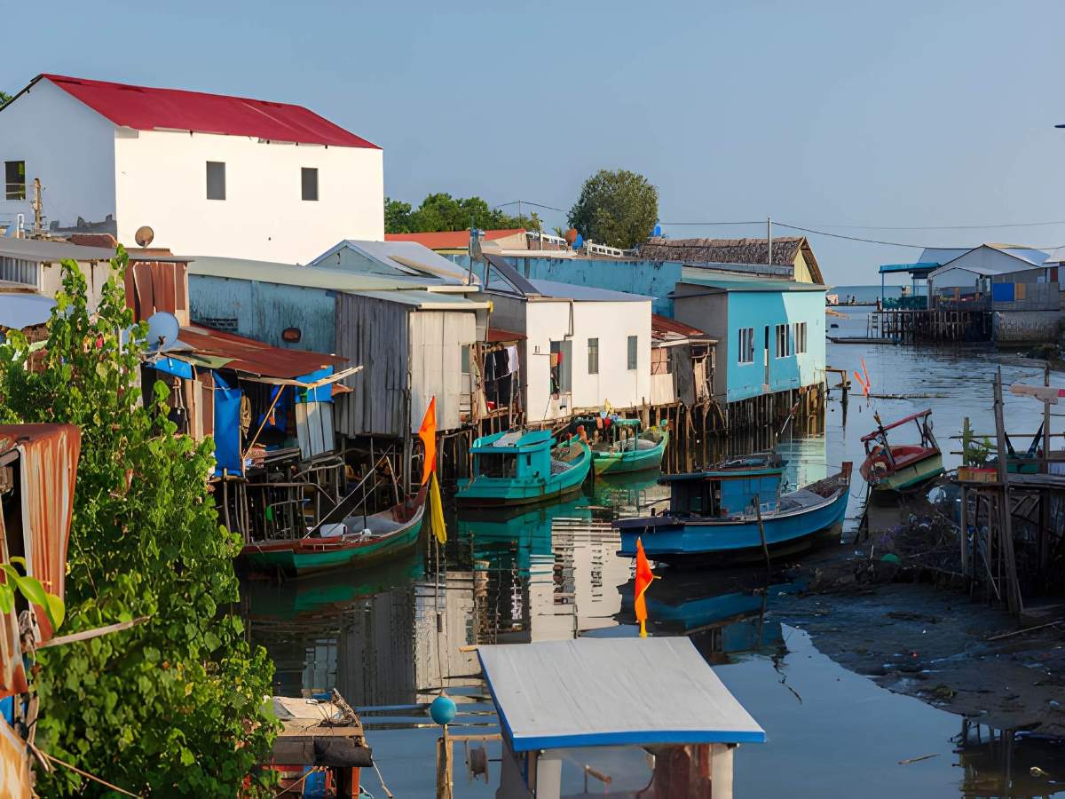 Làng chài Hàm Ninh với thuyền và không gian ven biển