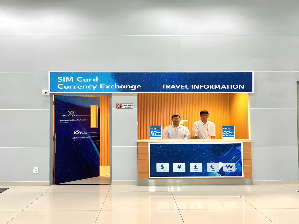 Quầy đổi tiền và sim du lịch tại sân bay Phú Quốc