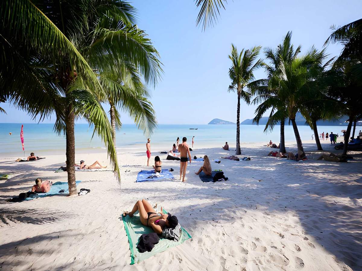 Bãi Kem với không gian biển phù hợp cho gia đình