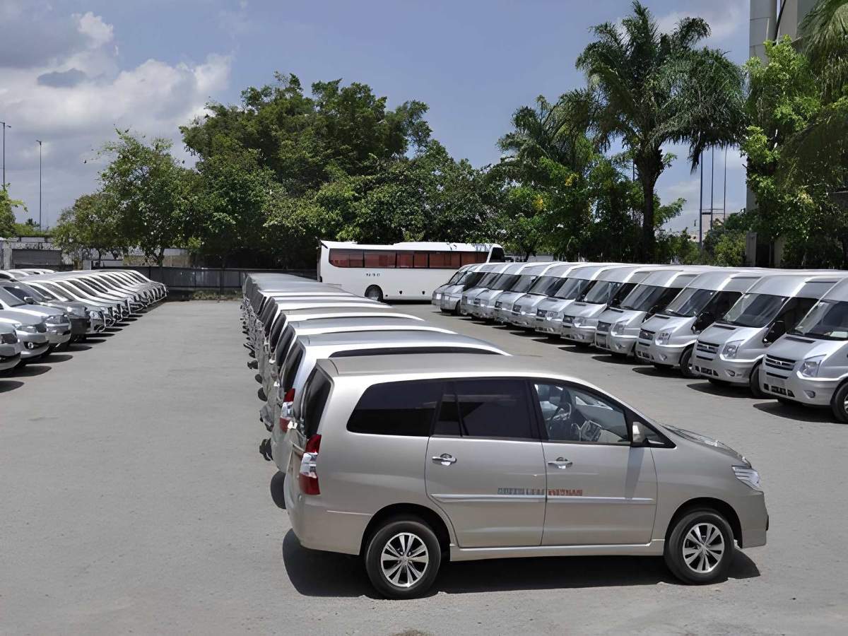 Du khách di chuyển từ sân bay đến khách sạn bằng xe