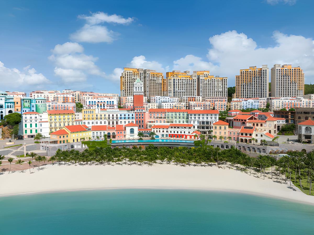 La Festa Phú Quốc Curio Collection by Hilton tại thị trấn Hoàng Hôn