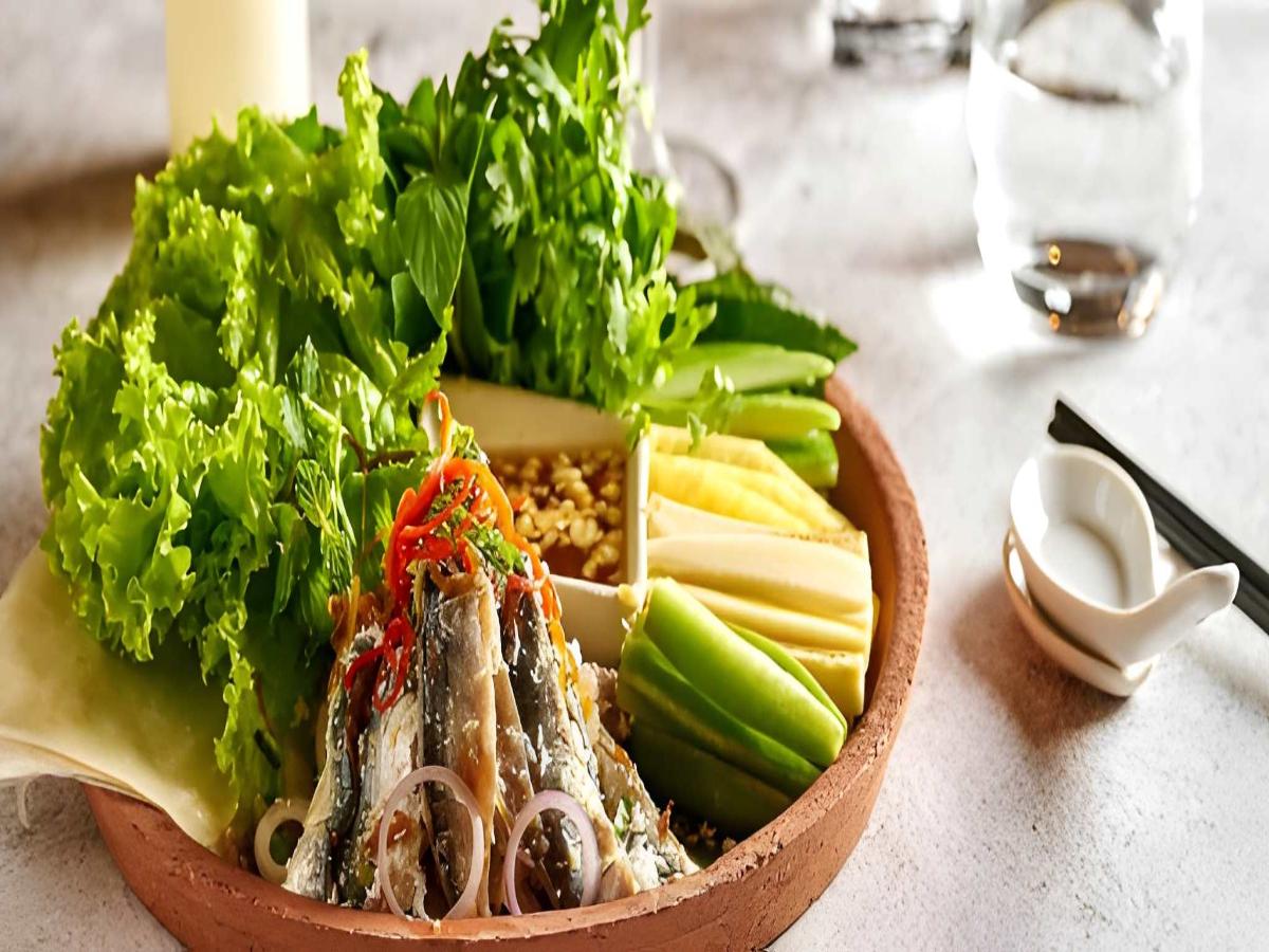 Gỏi cá trích Phú Quốc trong không gian ẩm thực biển đảo