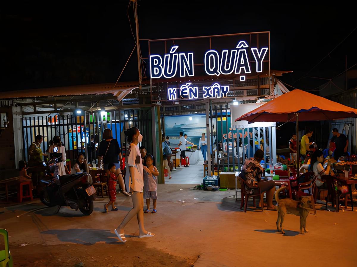 Quán bún quậy Phú Quốc tại Dương Đông với không gian mở