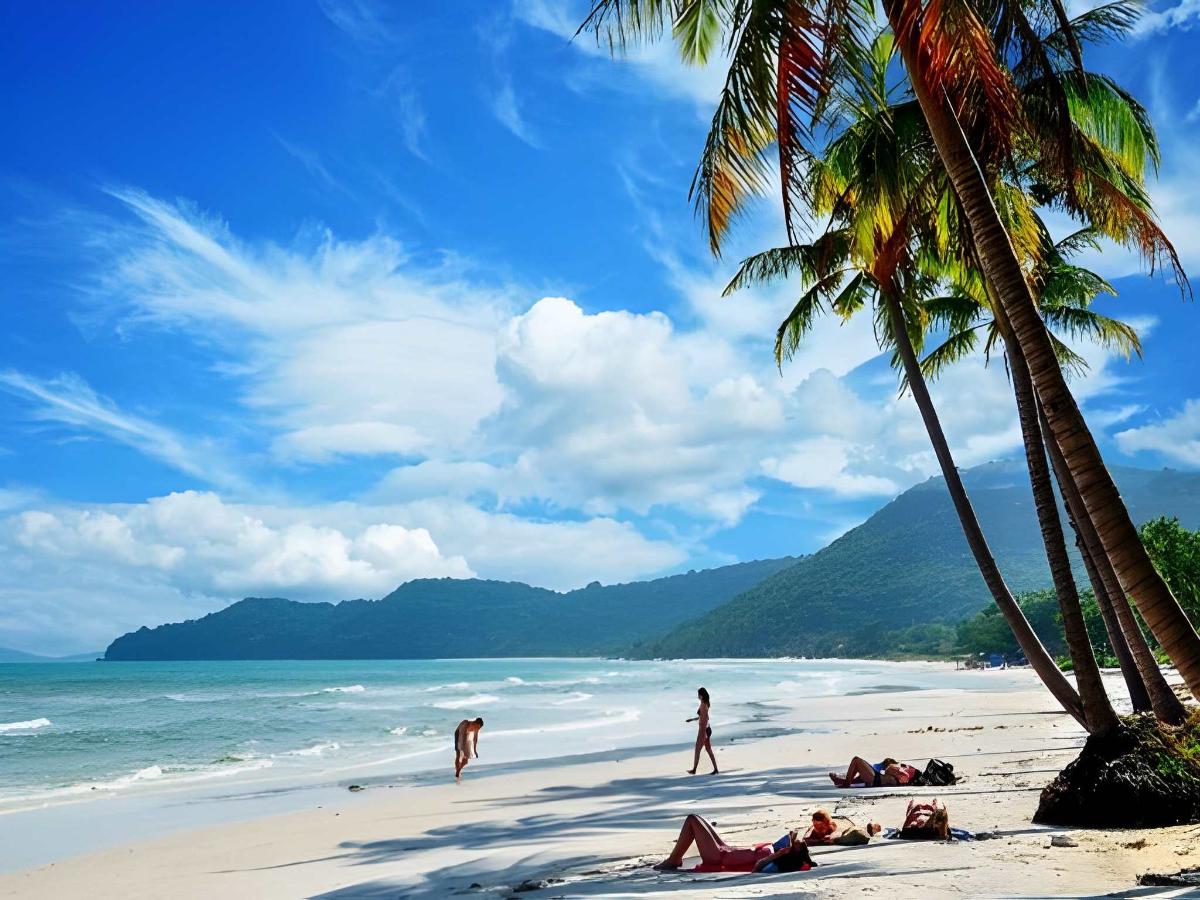 Bãi biển Phú Quốc trong xanh với du khách quốc tế