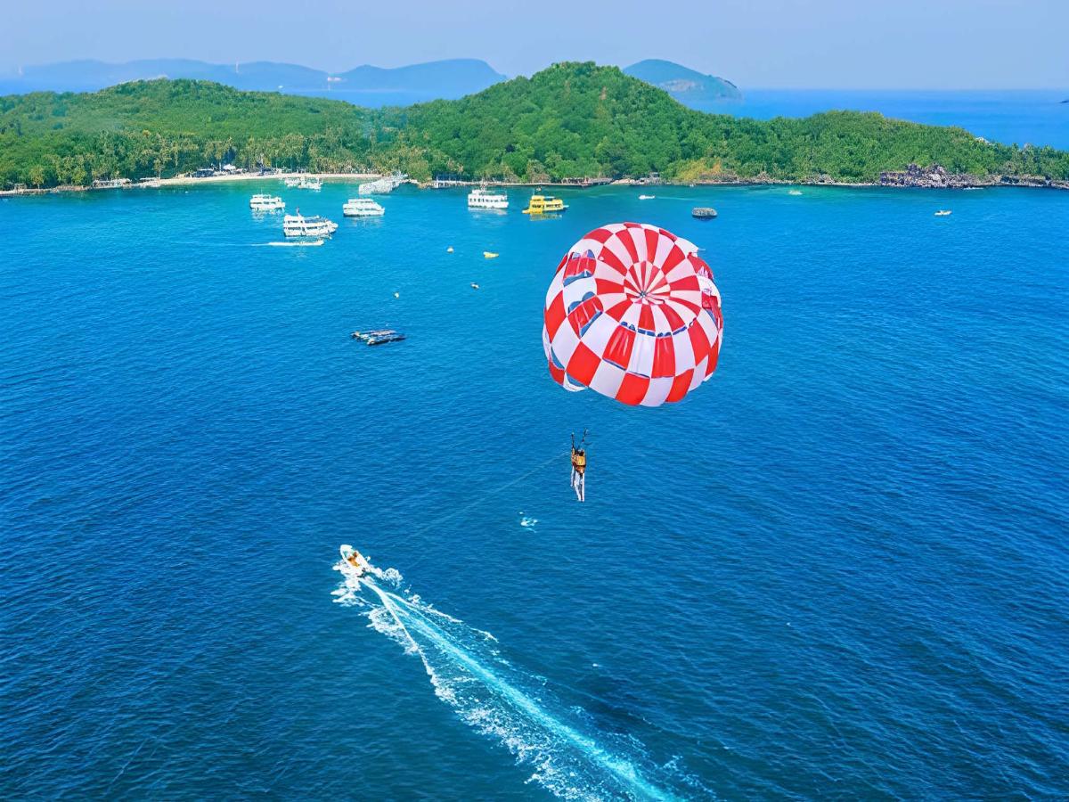 Du khách trải nghiệm dù bay trên biển Phú Quốc