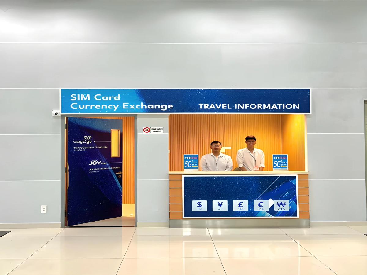 Du khách đổi tiền tại ngân hàng NCB ở Phú Quốc
