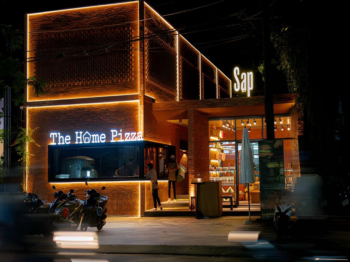 Thực khách thưởng thức pizza Ý tại The Home Pizza Phú Quốc