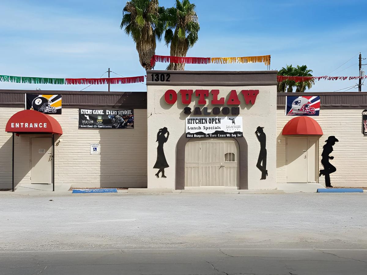 Nội thất gỗ phong cách Mỹ tại Outlaws Saloon Phú Quốc