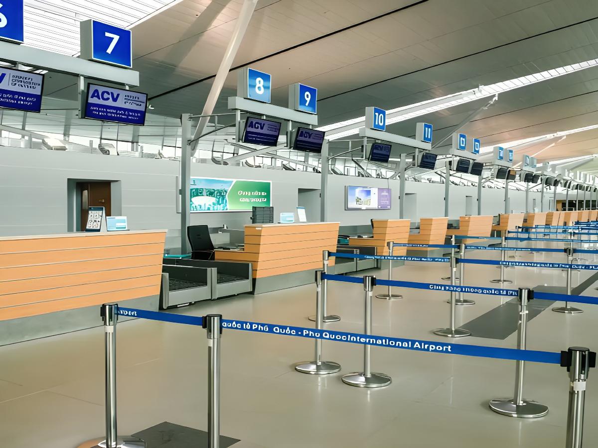 Du khách quốc tế làm thủ tục nhập cảnh tại sân bay Phú Quốc