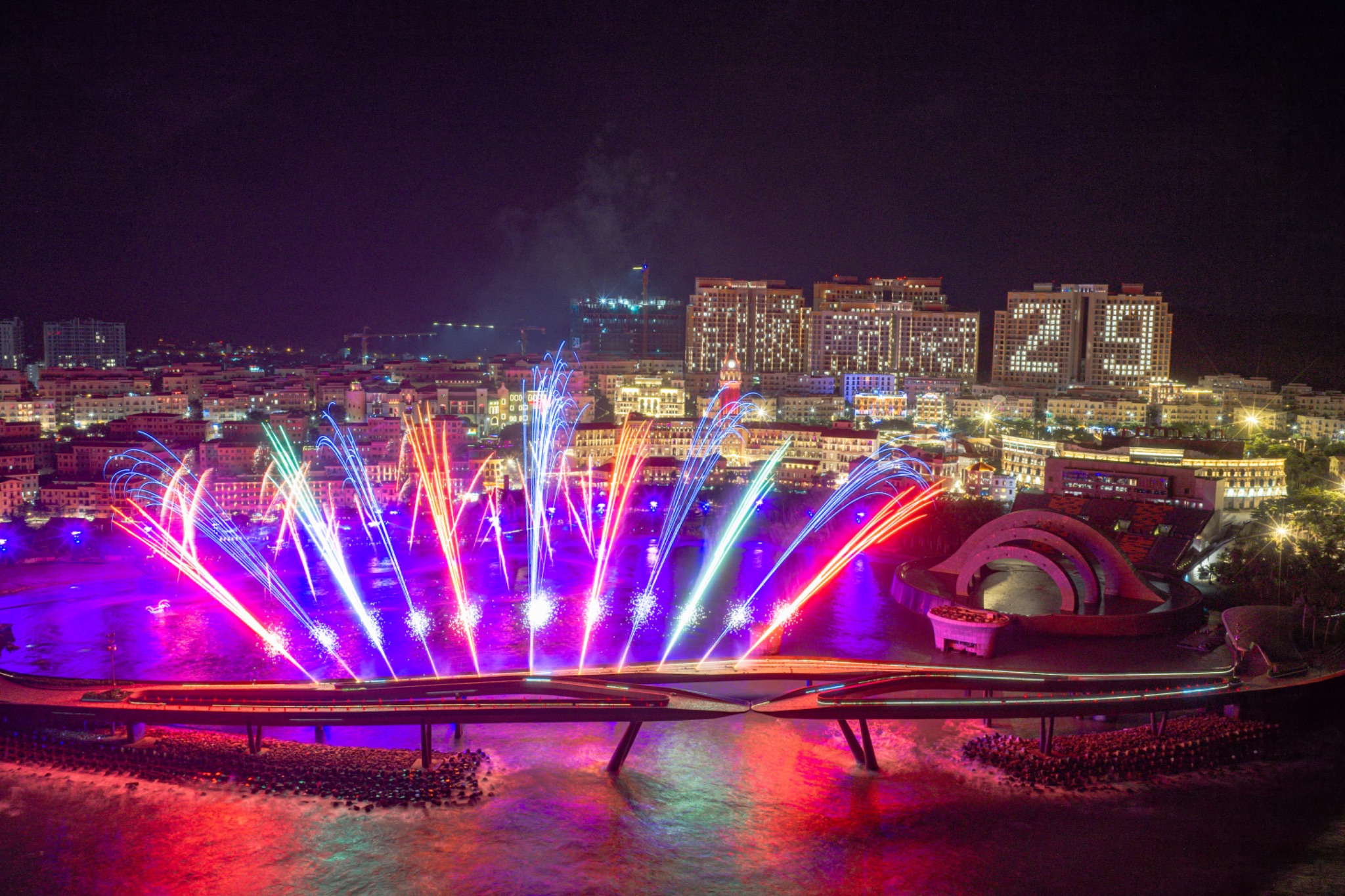 Tuyến cáp treo kỷ lục, công trình Cầu Hôn cùng các show diễn nghệ thuật, pháo hoa đủ sức “chiều lòng” du khách Ấn Độ thích trải nghiệm đa dạng. Ảnh: Symphony of the Sea.