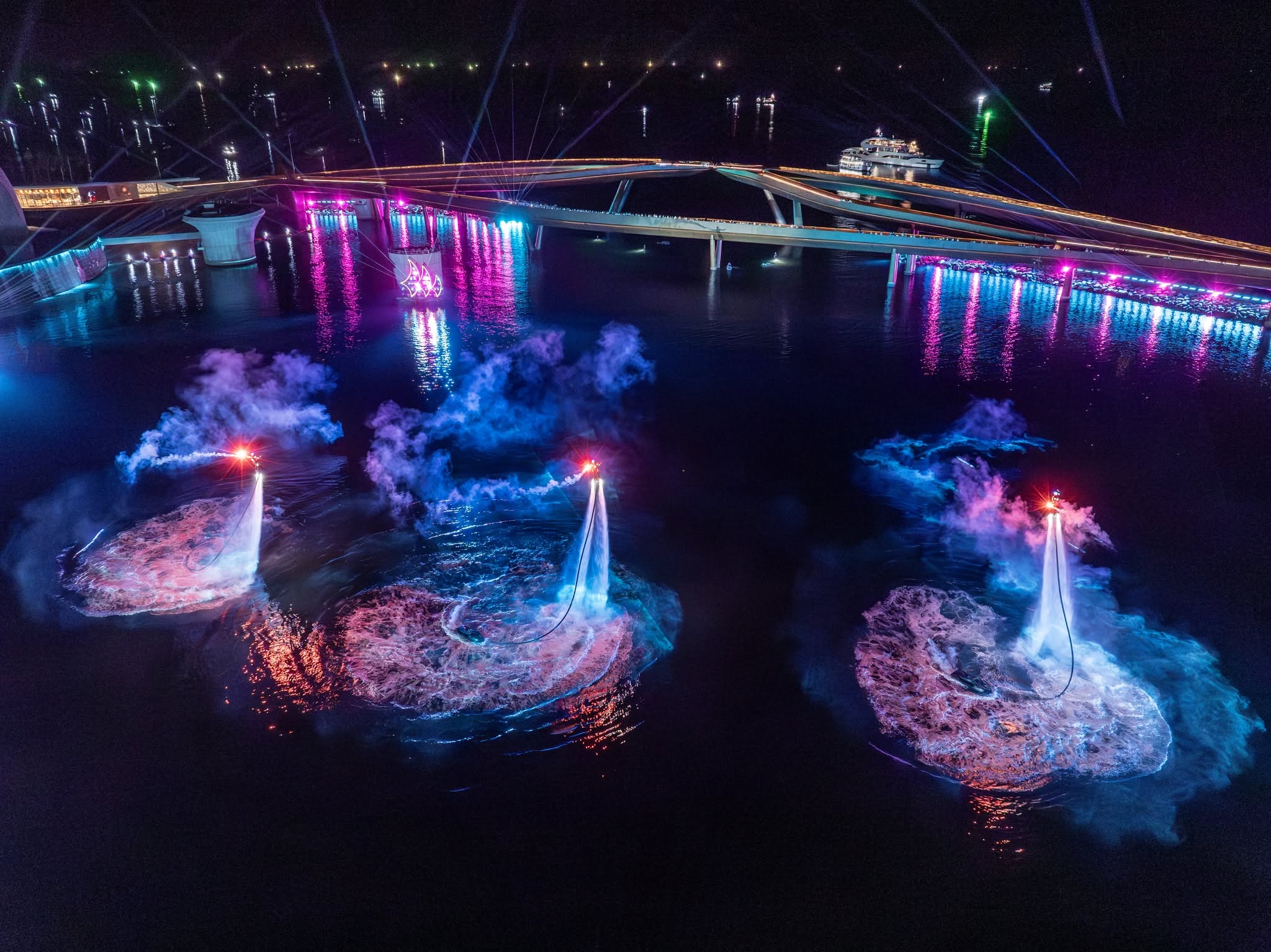 Pháo hoa, ánh sáng và các màn trình diễn trên biển của Symphony of the Sea từng được Travel + Leisure ví là "chữ ký thị giác" của Phú Quốc
