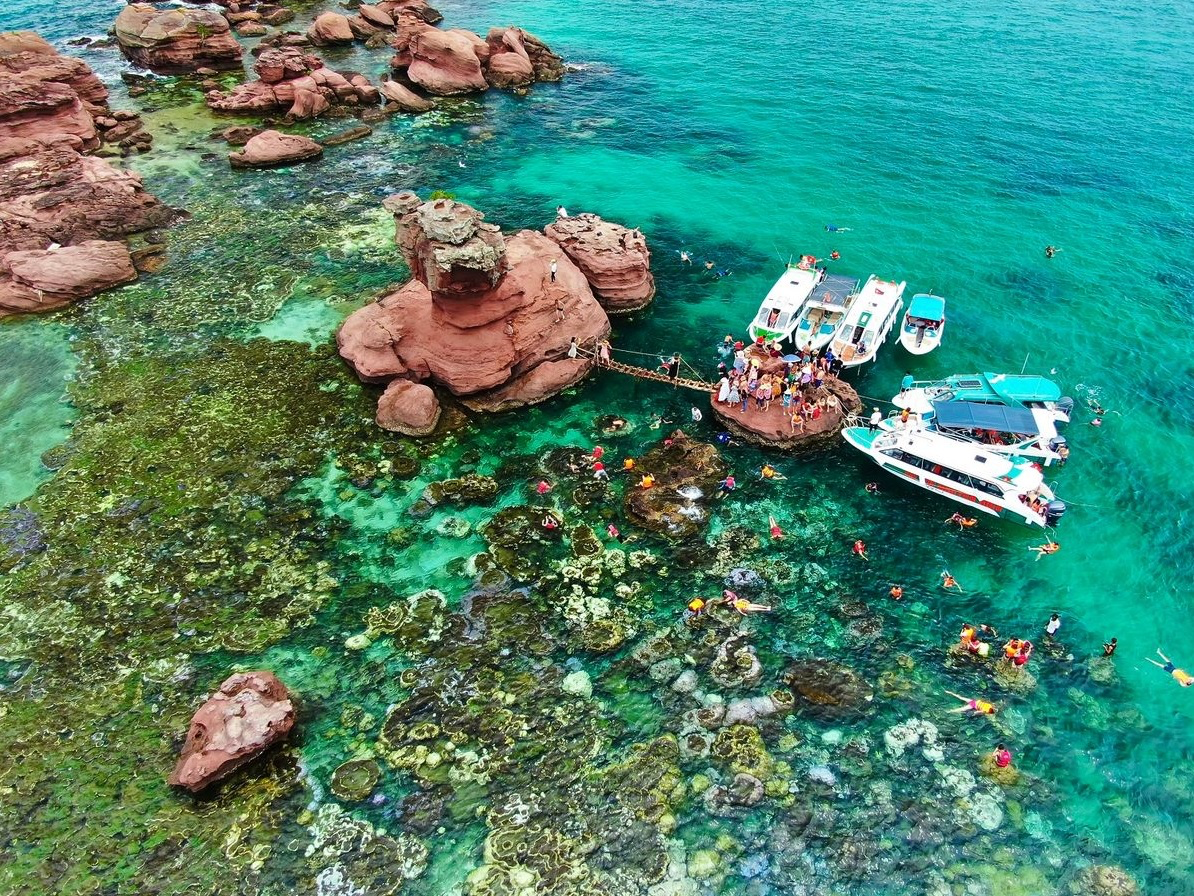 Hon Gam Ghi – a destination for coral reef snorkeling (Photo: Collected)