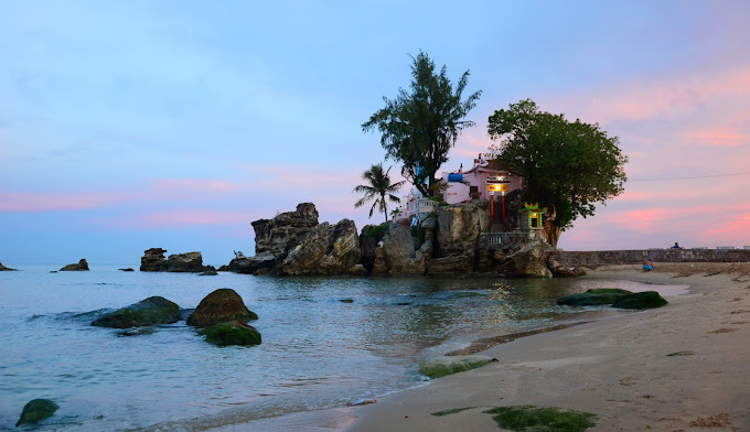 Dinh Cau Beach – where fishing boats and a seaside temple shape the town’s character (Photo: Collected)