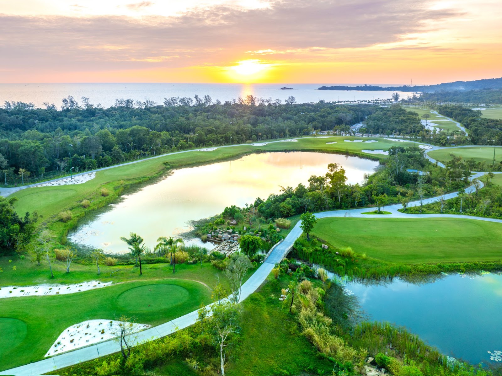 Vung Bau Beach – a quiet crescent bay now home to oceanfront golfing (Photo: Collected)