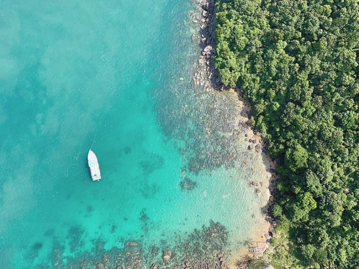 Coconut-shaded shores with crystal-clear water at Trao Beach (Photo: Collected)