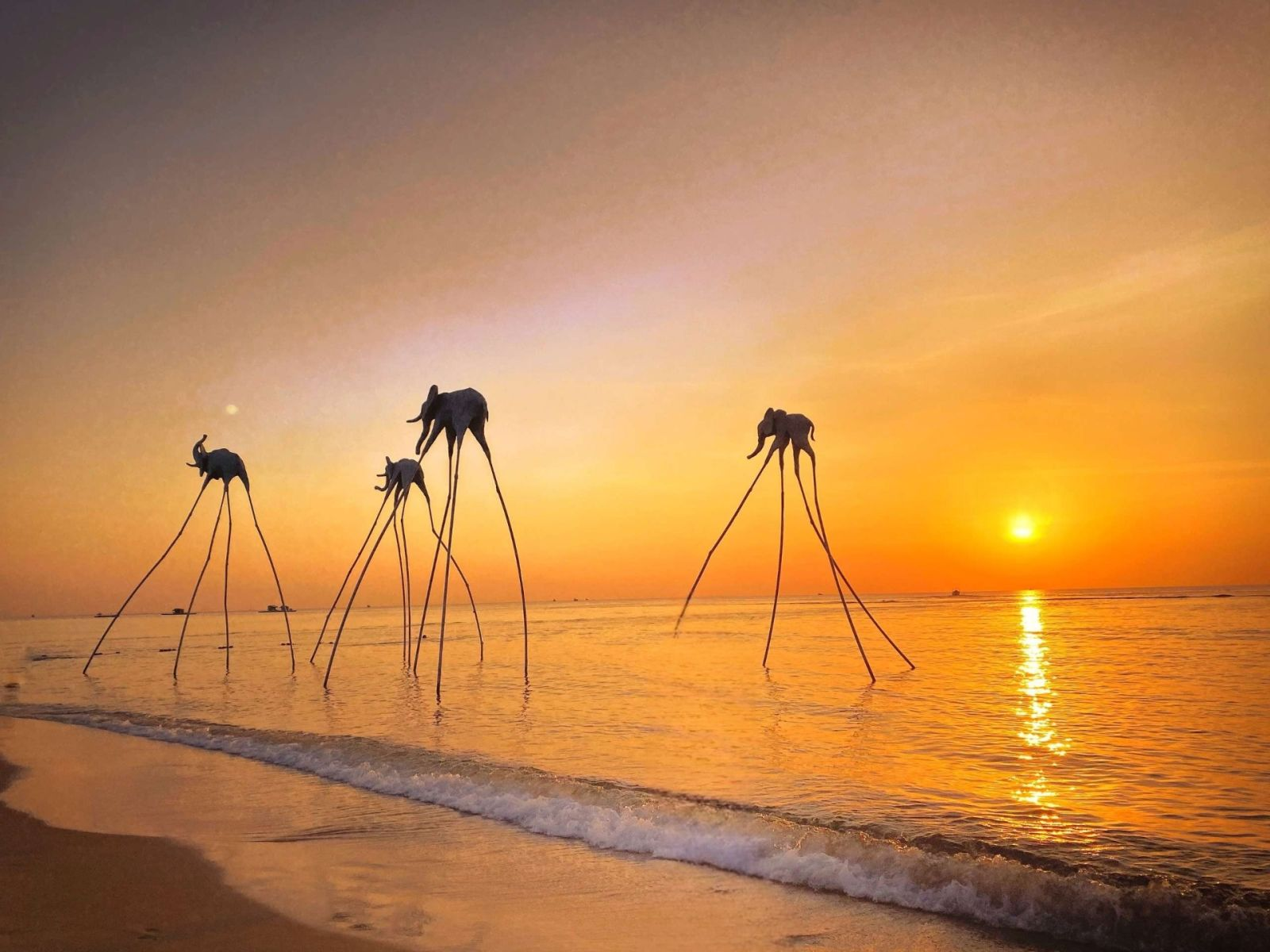 Truong Beach – a golden shoreline stretching endlessly into sunset skies (Photo: Collected)Truong Beach – a golden shoreline stretching endlessly into sunset skies (Photo: Collected)