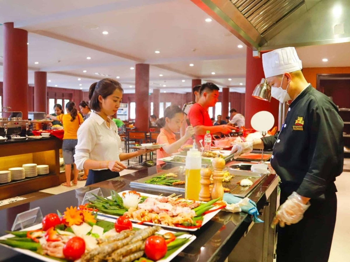 buoi-trua-co-the-nghi-ngoi-va-dung-bua-tai-nha-hang-buffet-trong-cong-vien