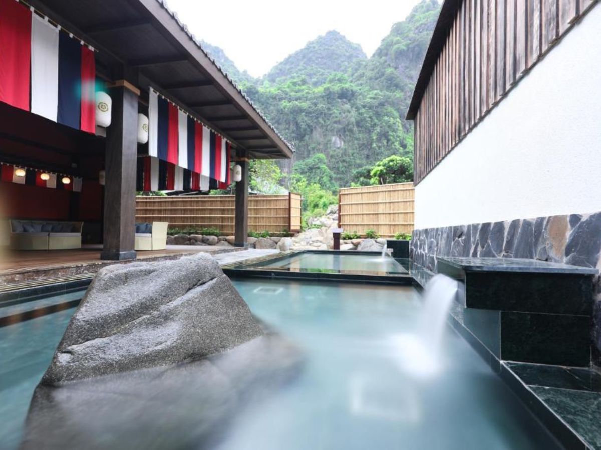 khu-tam-khoang-nong-ngoai-troi-tai-yoko-onsen-quang-hanh