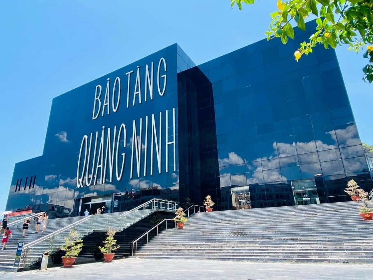 Đến du lịch Hạ Long tháng 10 không nên bỏ qua bảo tàng Quảng Ninh.