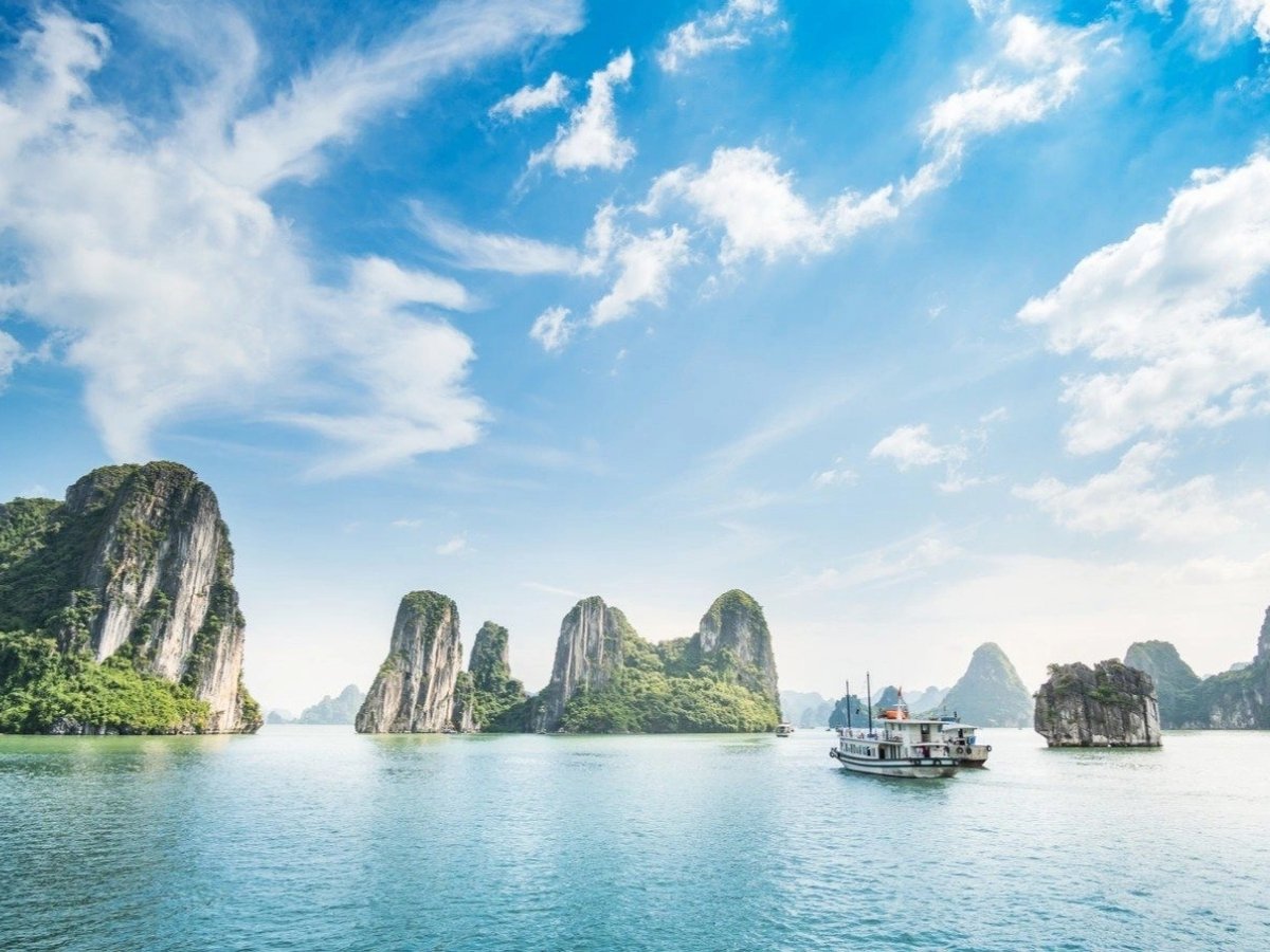 Sắc trời trong xanh, nắng nhẹ là lý do nhiều du khách lựa chọn đến du lịch Hạ Long tháng 10.