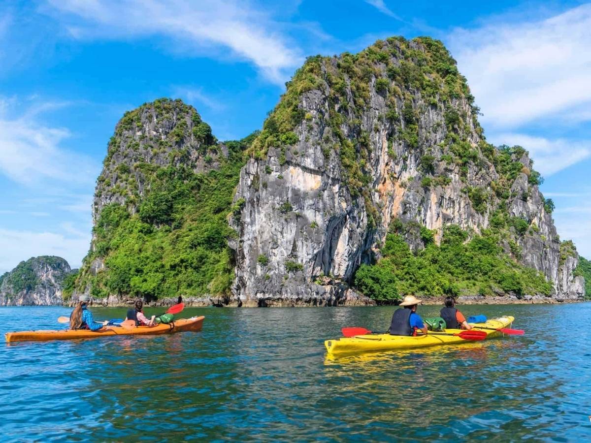 Đến du lịch Hạ Long tháng 10 nên trải nghiệm chèo kayak khám phá vịnh di sản này.
