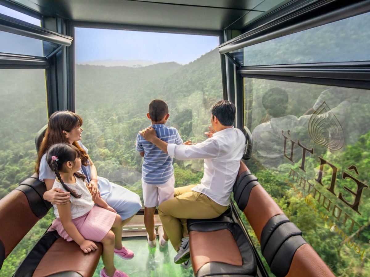 Trải nghiệm cabin lững lờ vươn lên, mở ra bức tranh toàn cảnh hùng vĩ của núi rừng Yên Tử.