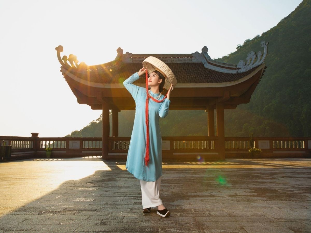 Du khách du lịch Yên Tử 1 ngày vừa được hành hương chiêm bái, vừa ngắm núi rừng hùng vĩ.