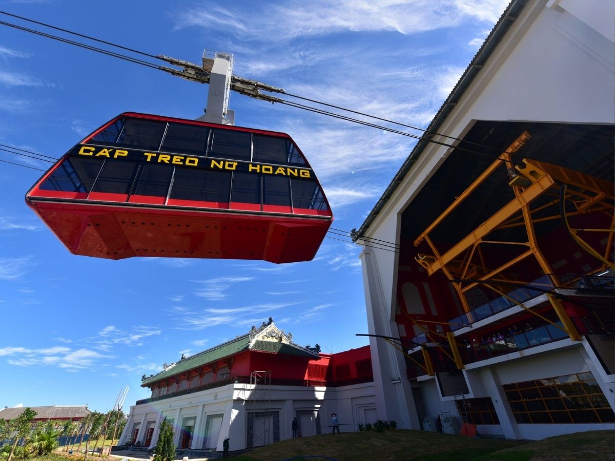 Cáp treo Nữ Hoàng đưa du khách lên độ cao để ngắm toàn cảnh vịnh Hạ Long từ trên cao.