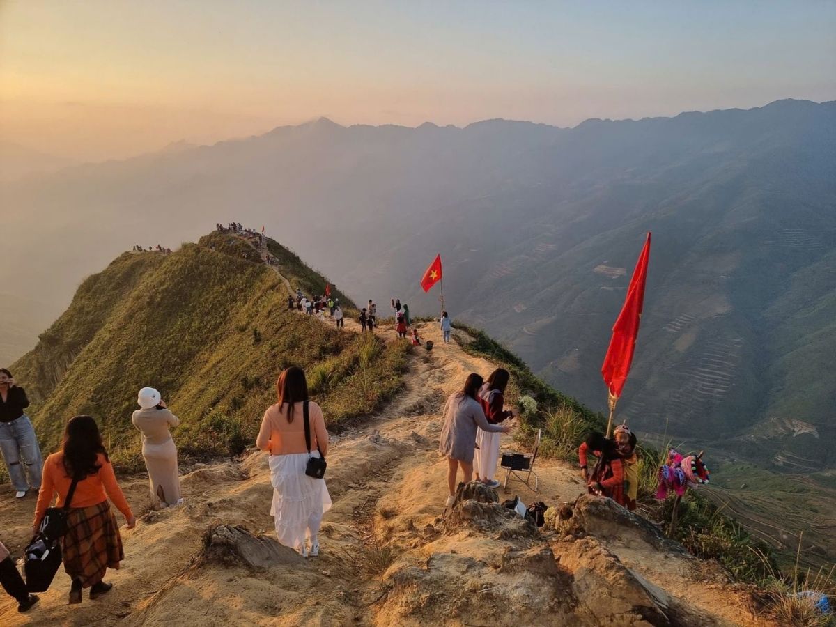 “Sống lưng khủng long” giữa mây trời đẹp đến nao lòng
