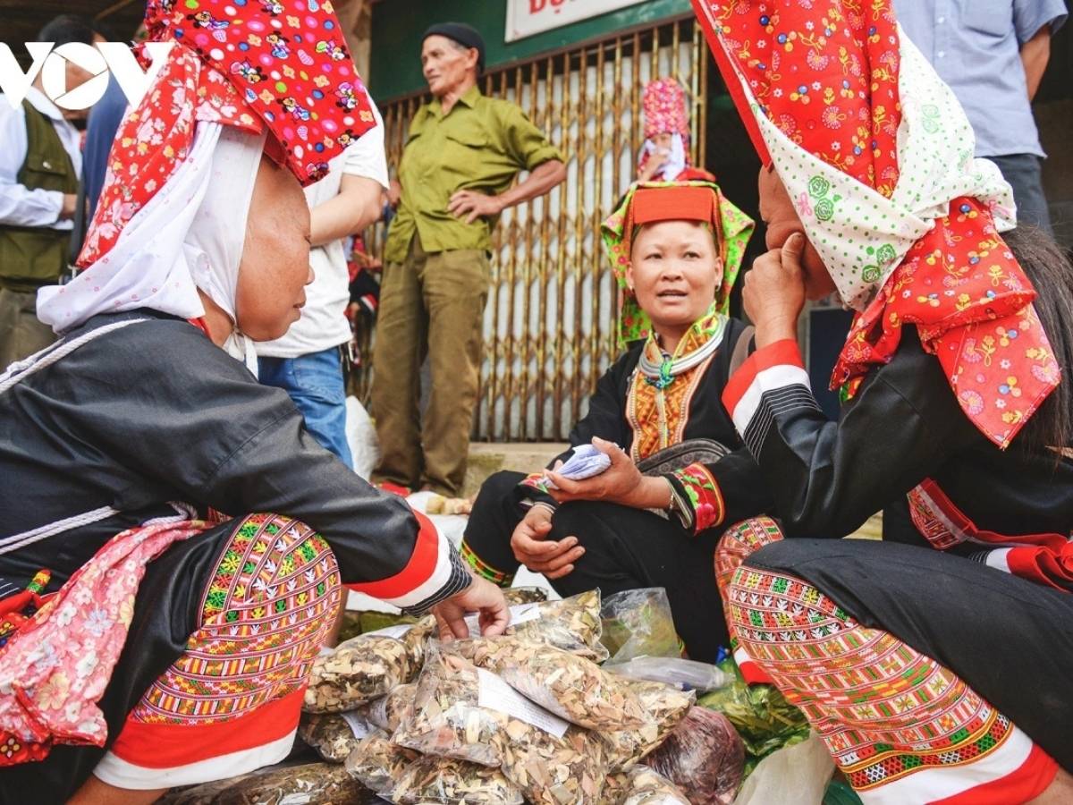 Chợ phiên Bình Liêu quy tụ các loại hàng hóa, ẩm thực của các dân tộc từ khắp các bản làng