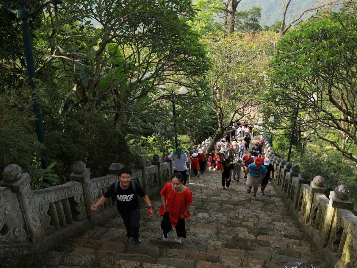 Leo núi Yên Tử mang đến hai hành trình hấp dẫn, phù hợp với thể lực và sở thích du khách