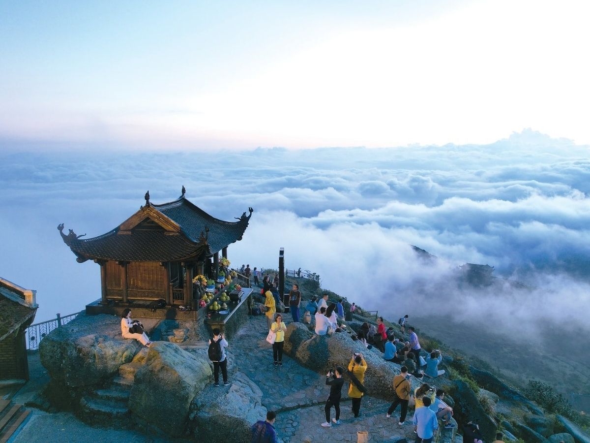 Ngắm nhìn núi Yên Tử, chùa Đồng hiện lên như một viên ngọc quý giữa biển mây.