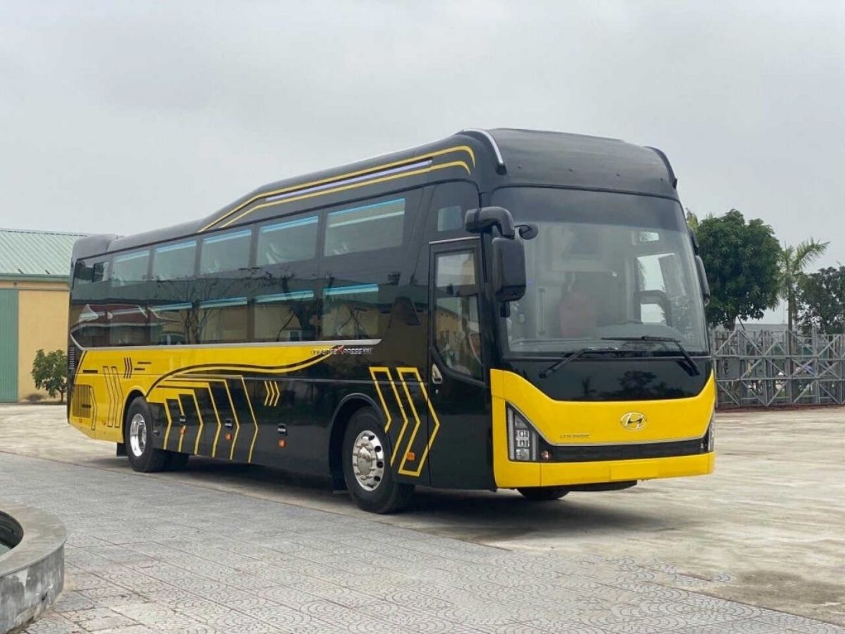 4-xe-khach-la-mot-trong-nhung-phuong-tien-duoc-nhieu-du-khach-lua-chon-khi-den-binh-lieu