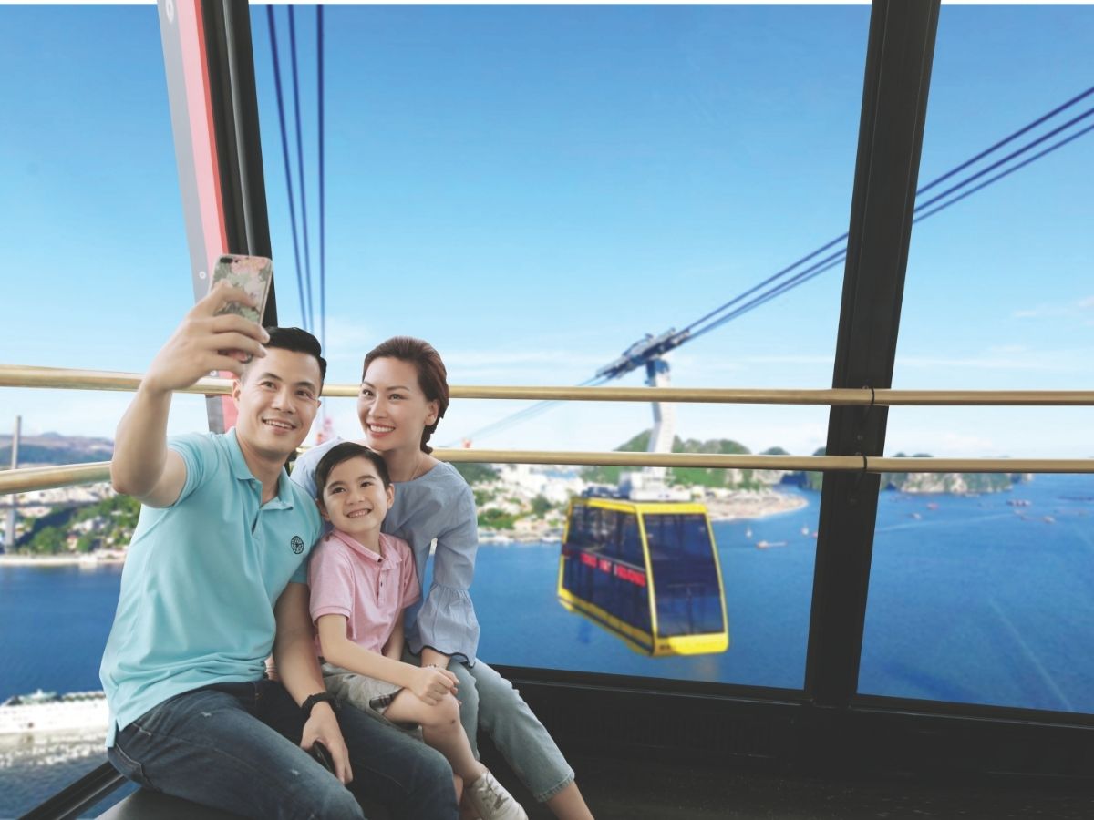 Trải nghiệm các trò chơi hiện đại, vui chơi ở bãi biển nhân tạo và chụp ảnh với cáp treo Nữ Hoàng