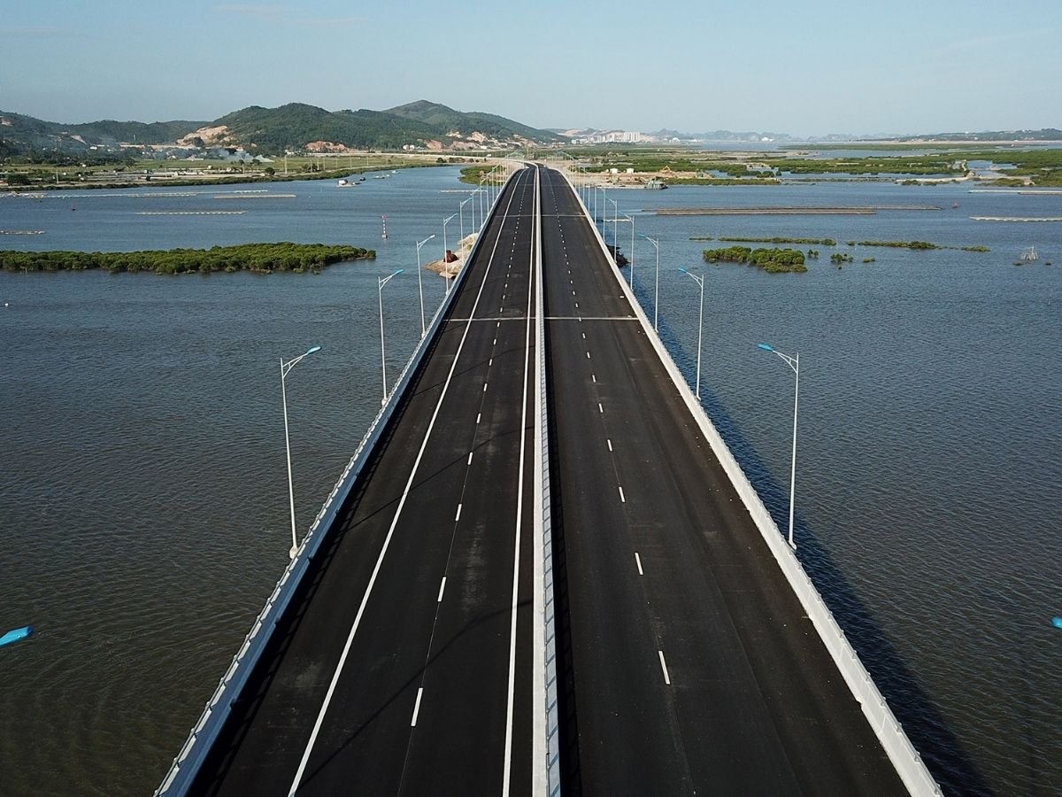 Tuyến cao tốc Hà Nội - Hải Phòng - Hạ Long có mặt đường rộng rãi, ít tắc nghẽn và được bảo trì thường xuyên