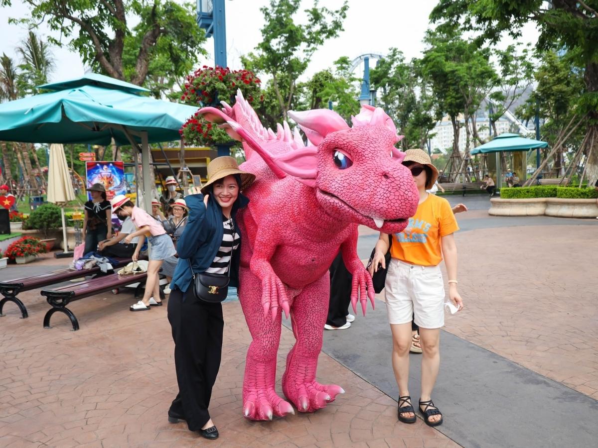 Vui chơi tại Sun World Ha Long với công viên nước Typhoon Water Park sôi động và công viên Rồng đầy hấp dẫn.