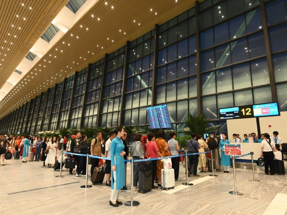 Săn vé máy bay giá rẻ cho hành trình từ TP.HCM đi Hạ Long sẽ giúp tiết kiệm đáng kể chi phí.