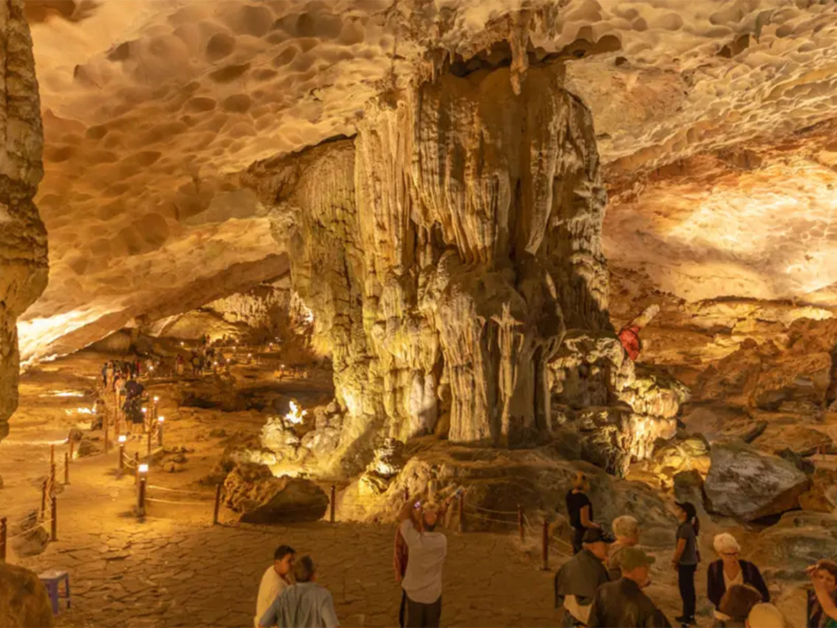 Trải nghiệm thú vị tại hang Sửng Sốt