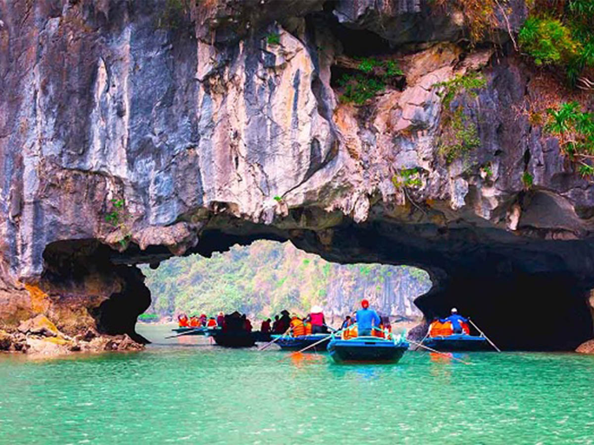 Lối vào hang Đầu Gỗ nhìn từ mặt biển