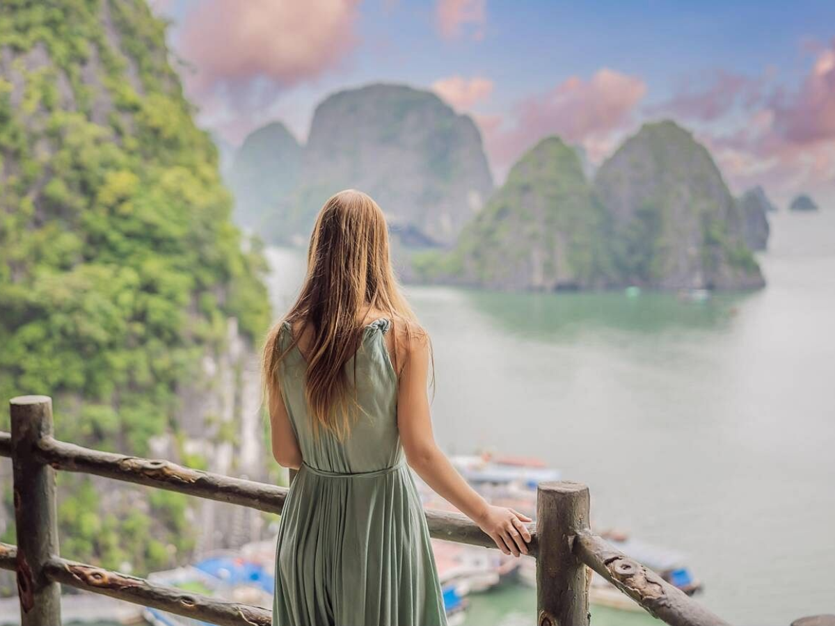 Lên tới đỉnh Ti Tốp, ngắm nhìn Vịnh Hạ Long đẹp choáng ngợp từ trên cao.